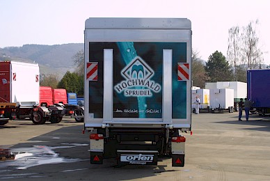Lkw Zug Beschriftung Mit Digitaldrucken Auf Reflexfolie Hochwald Sprudel  (Bild 2/3)