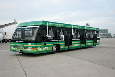 Vollverklebung Flugfeldbus Flughafen Duesseldorf Mit Digitaldrucken 