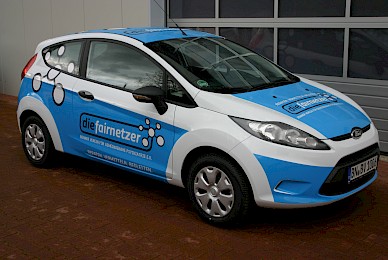 Fahrzeugbeschriftung Ford Fiesta Teilbeklebung Blau Die Fairnetzer  (Bild 2/4)