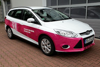 Fahrzeugbeschriftung Ford Focus Telekom Magenta Eins  (Bild 2/5)