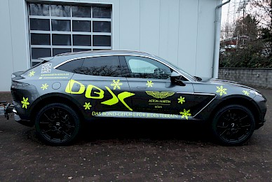 Aston Martin Dbx Und Aston Martin Vantage Werbebeschriftung  (Bild 2/9)