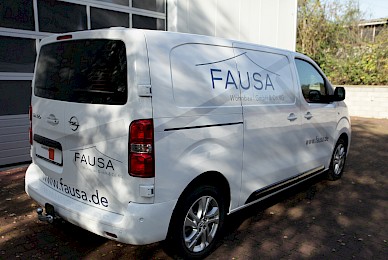 Fahrzeugbeschriftung Opel Vivaro Fausa Wohnbau  (Bild 2/6)