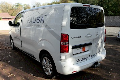 Fahrzeugbeschriftung Opel Vivaro Fausa Wohnbau  (Bild 4/6)