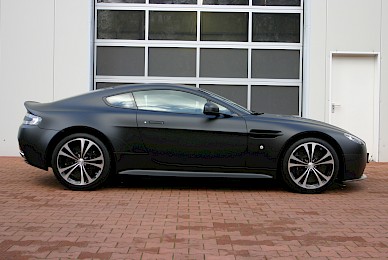 Vollverklebung Aston Martin V12 Vantage Von Schwarz Glaenzend In Schwarz Matt 