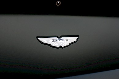 Vollverklebung Aston Martin V12 Vantage Von Schwarz Glaenzend In Schwarz Matt 
