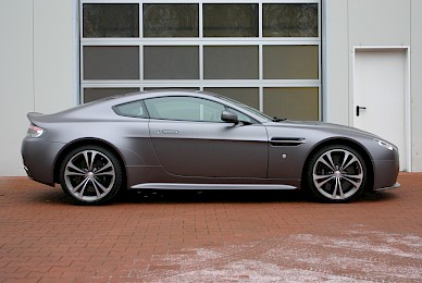 Vollverklebung Aston Martin V12 Vantage Von Schwarz In Anthrazit Matt Metallic 
