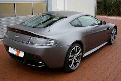 Vollverklebung Aston Martin V12 Vantage Von Schwarz In Anthrazit Matt Metallic  (Bild 2/7)
