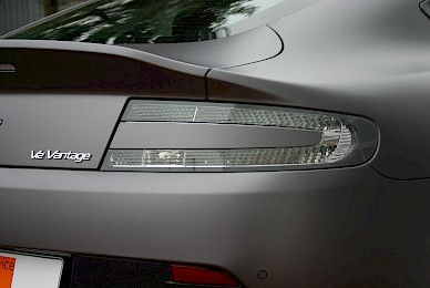 Vollverklebung Aston Martin V12 Vantage Von Schwarz In Anthrazit Matt Metallic  (Bild 3/7)
