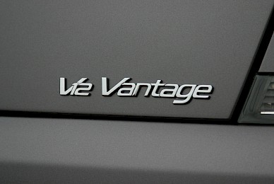 Vollverklebung Aston Martin V12 Vantage Von Schwarz In Anthrazit Matt Metallic  (Bild 4/7)