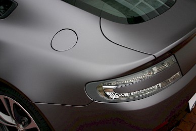 Vollverklebung Aston Martin V12 Vantage Von Schwarz In Anthrazit Matt Metallic  (Bild 5/7)