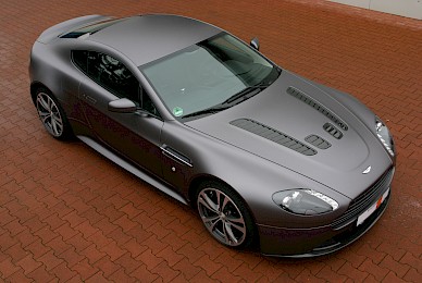 Vollverklebung Aston Martin V12 Vantage Von Schwarz In Anthrazit Matt Metallic 