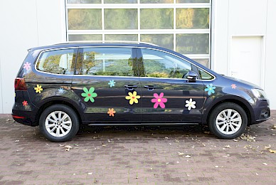 Dekorbeklebung Eines Vw Sharan Mit Prilblumen 