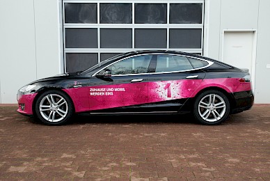 Fahrzeugbeschriftung Tesla Model S Telekom  (Bild 6/8)