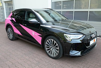 Fahrzeugbeschriftung Audi E Tron Telekom  (Bild 2/8)