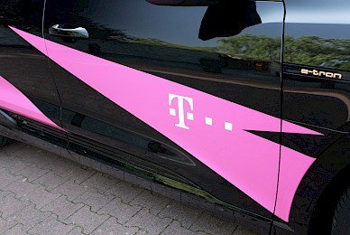 Fahrzeugbeschriftung Audi E Tron Telekom  (Bild 3/8)