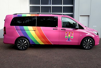 Vollverklebung Eines Vito In Telemagenta Und Digitaldrucken 