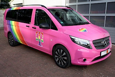 Vollverklebung Eines Vito In Telemagenta Und Digitaldrucken  (Bild 2/6)