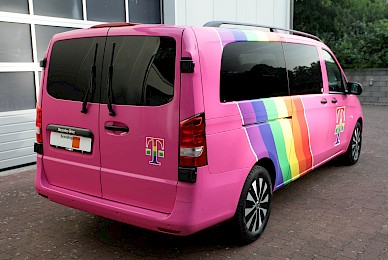 Vollverklebung Eines Vito In Telemagenta Und Digitaldrucken  (Bild 3/6)