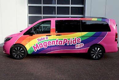 Vollverklebung Eines Vito In Telemagenta Und Digitaldrucken  (Bild 4/6)