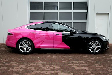 Teilbeklebung Tesla Model S Telekom 