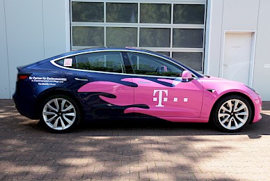 Teilbeklebung Tesla Model 3 Telekom Flammen 