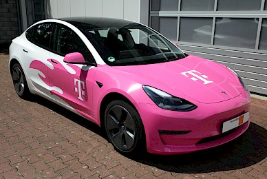 Teilbeklebung Telekom Tesla Model 3 Flammen  (Bild 2/6)