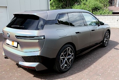 Vollverklebung Bmw Ix In Psychedelic Matt  (Bild 2/5)